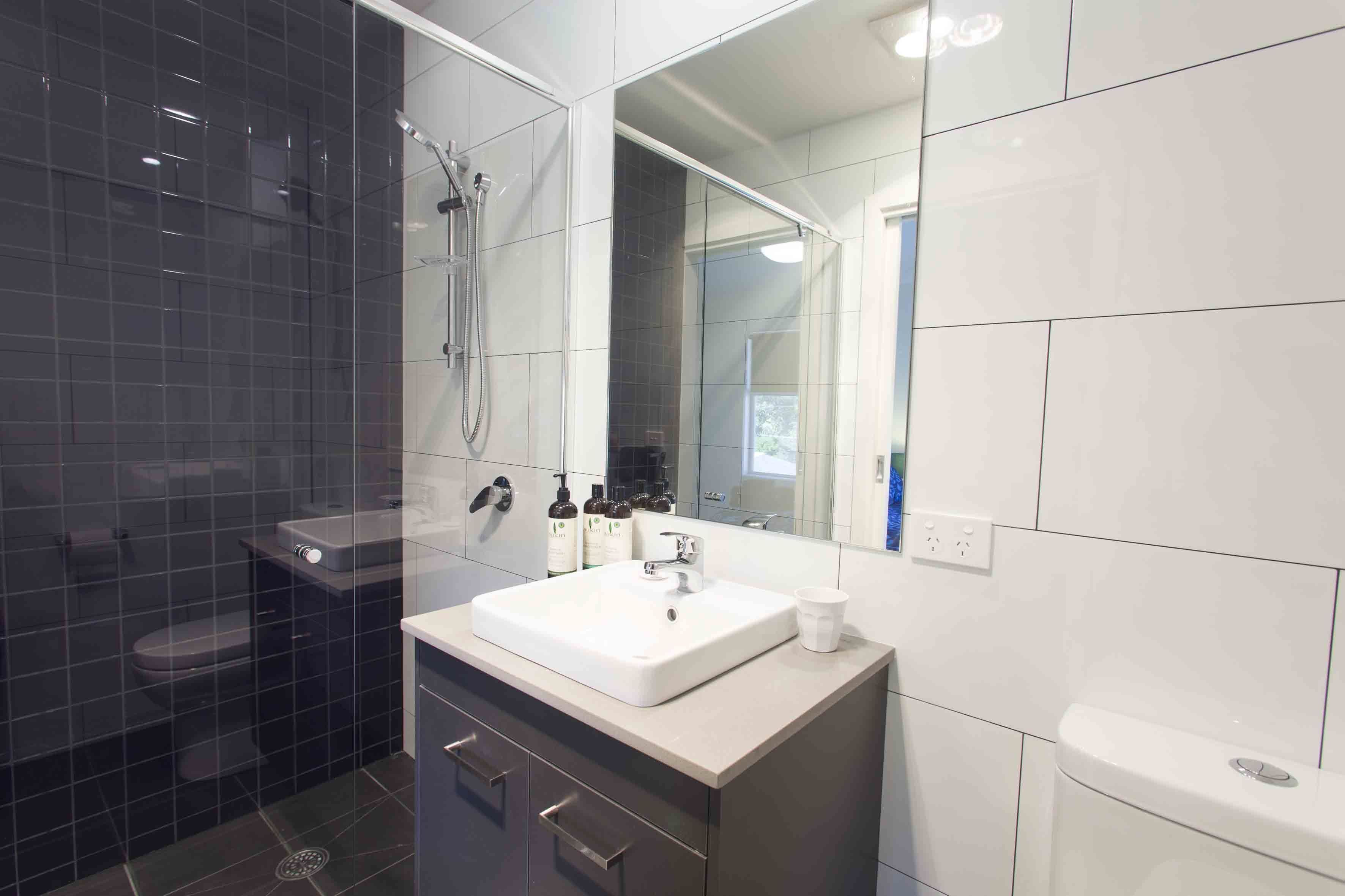 Apartment, 2 Bedrooms, Terrace | Bathroom | Shower, free toiletries, hair dryer, towels
