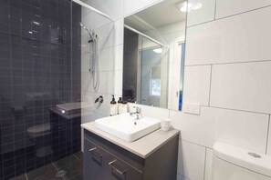 Apartment, 2 Bedrooms, Terrace | Bathroom