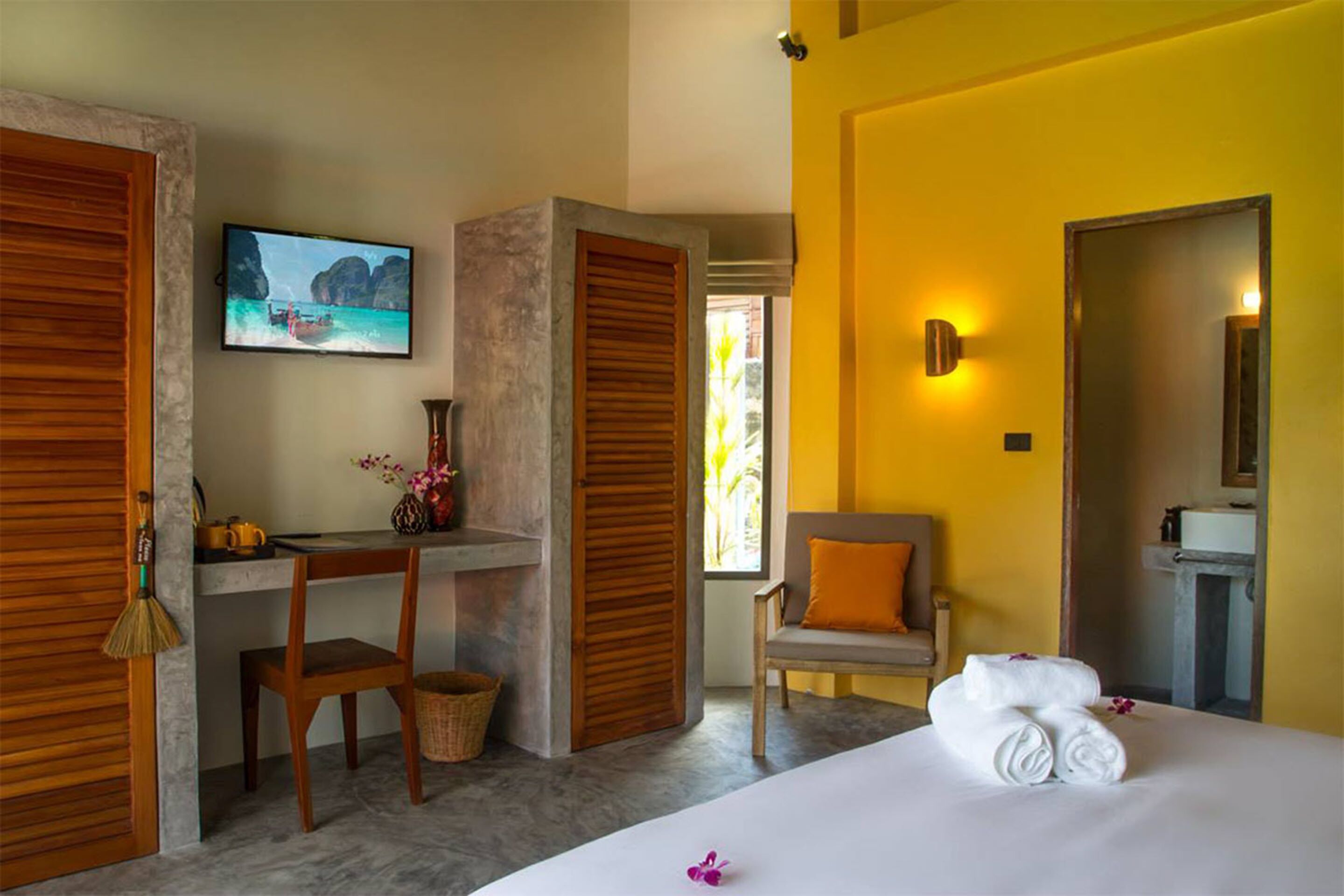 minibar, in-room safe, desk, free wifi