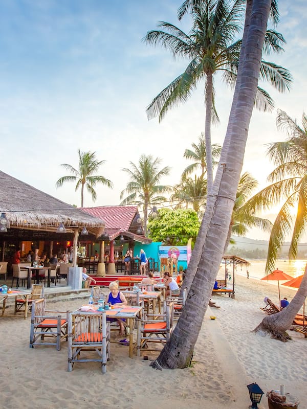 Aperto a colazione, cucina internazionale, con vista sulla spiaggia