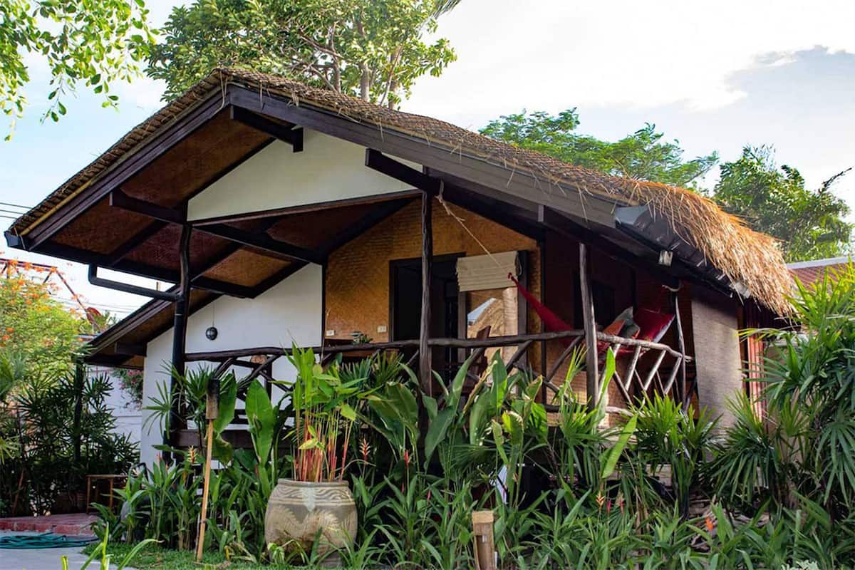 Classic Pool View Bungalow | Een minibar, een kluis op de kamer, een bureau, gratis wifi