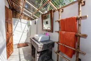 Superior Beach Front Bungalow | 浴室淋浴間