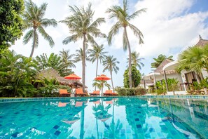 Kolam renang outdoor, dengan payung kolam renang dan kursi berjemur