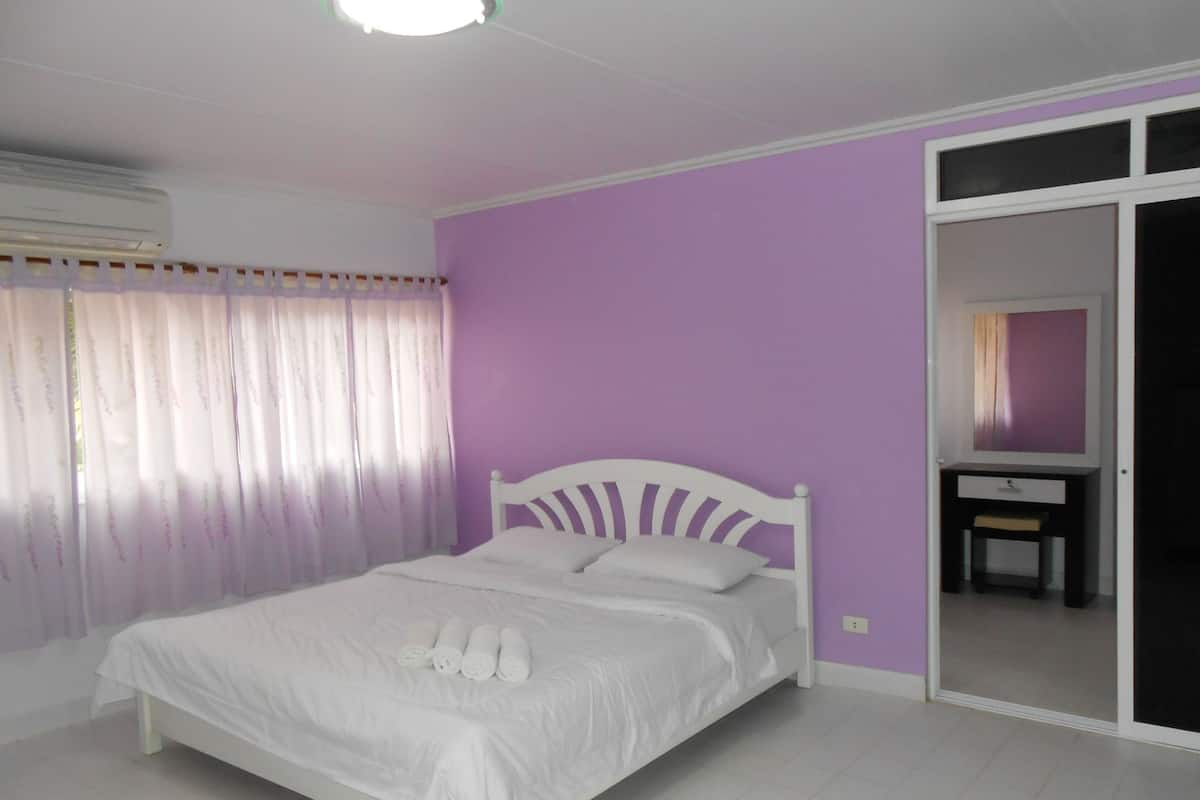 Family Room | Desk, rollaway beds, free WiFi