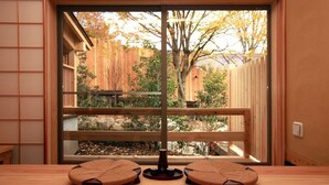 غرفة اقتصادية مزدوجة أو بسريرين منفصلين - لغير المدخنين - بحمام خاص (Odamaki with Open Air Bath) | ألحفة محشوة بالريش وخزنة داخل الغرفة وواي فاي مجانًا