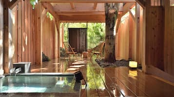 傳統客房 (Maisonette, Annex, Open Air Bath) | 浴室 | 免費梳洗用品、風筒、拖鞋、坐浴桶