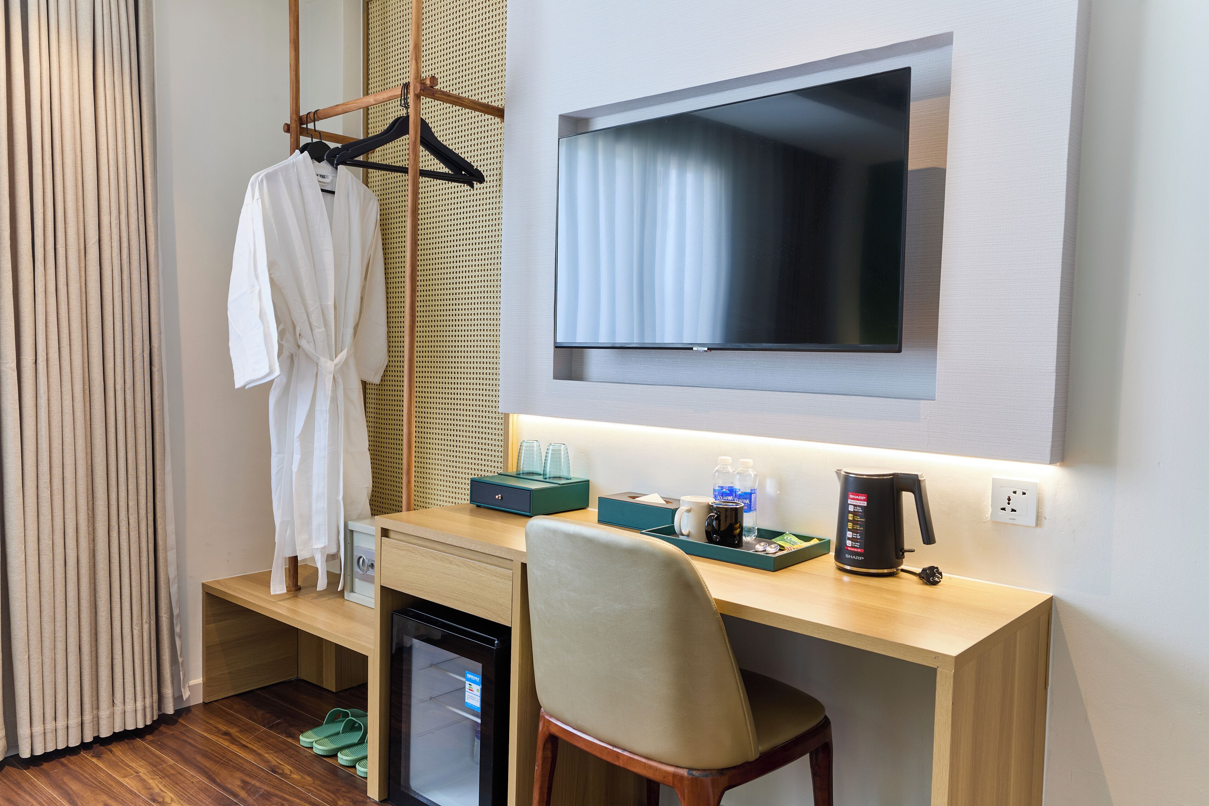 أغطية فراش متميزة وميني بار ومكتب وواي فاي مجانًا