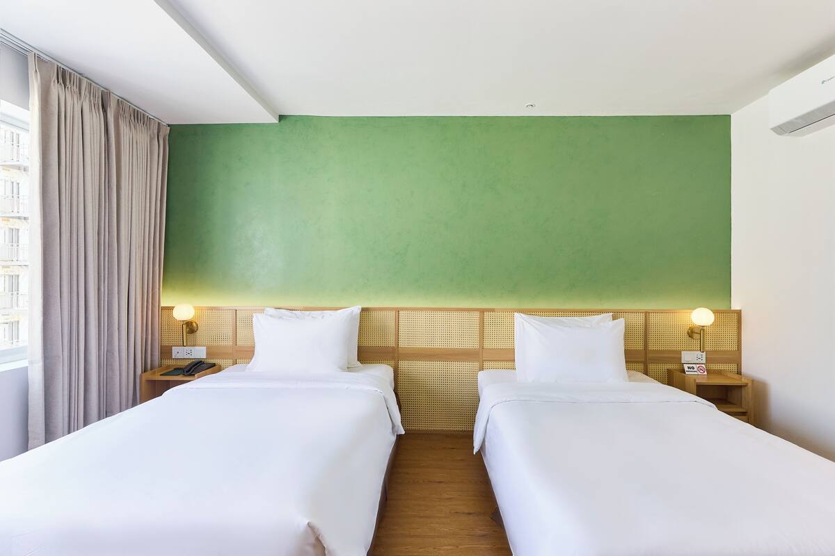 Chambre Deluxe avec lits jumeaux | Literie de qualité supérieure, minibar, bureau, Wi-Fi gratuit