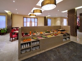 Desayuno buffet diario (INR 450 por persona)
