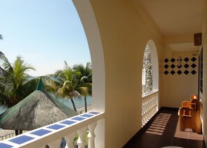Deluxe kamer, 1 tweepersoonsbed, uitzicht op strand | Balkon