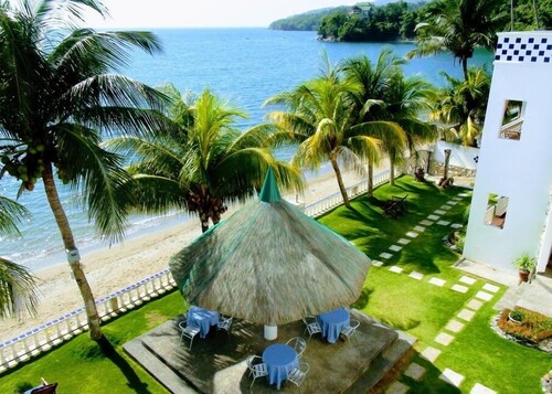 Squares Cafe and Apartments