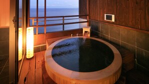 Un jacuzzi en una habitación con vistas al mar.