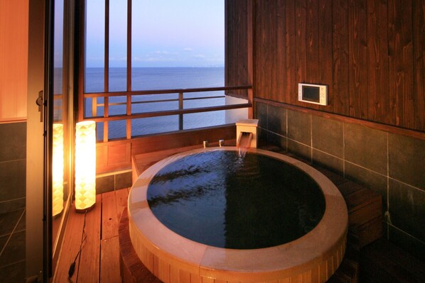 Suite de lujo (with Open-air Bath, TYPE O) | Baño | Tina y regadera independientes y tina con aguas termales 