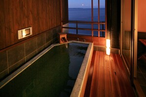 奢華套房, 非吸煙房 (with Open-air Bath and Tatami Area) | 浴室 | 獨立浴缸及淋浴設備、泉水浴、免費梳洗用品、風筒