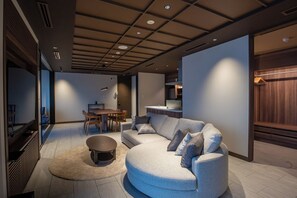 Habitació Deluxe, no fumadors (Type D2) | Sala d'estar | Televisor de pantalla plana 