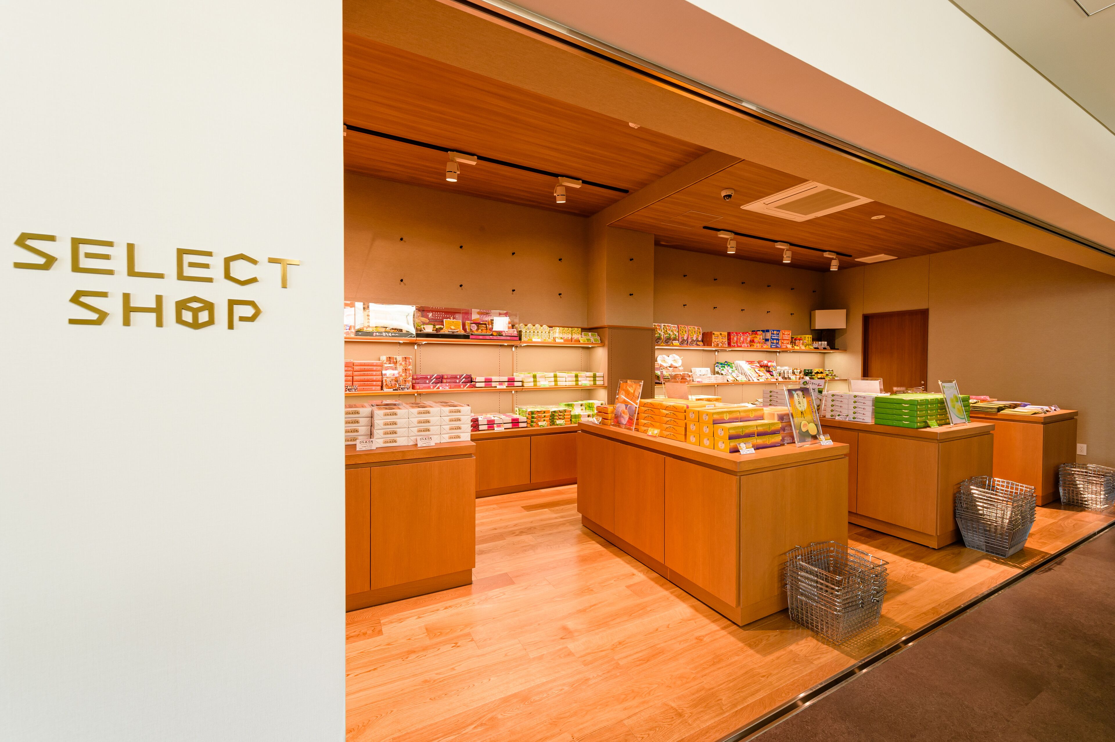 Un espacio comercial moderno con suelo de madera y estanterías expositoras.