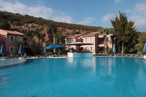 Indoor pool, 3 outdoor pools, pool umbrellas, sun loungers