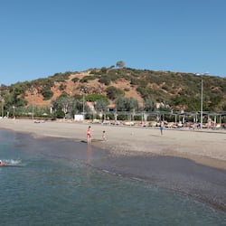 Spiaggia privata, lettini da mare, ombrelloni, pallavolo