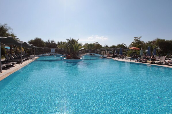 室內游泳池和3 座室外游泳池，提供泳池遮陽傘和日光浴躺椅