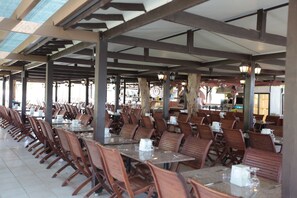 2 間餐廳，供應早餐、午餐和晚餐，土耳其料理