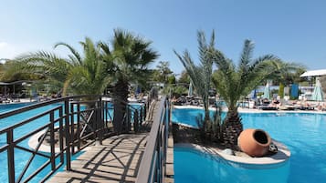 Piscine couverte, parasols de plage, chaises longues