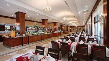 2 restaurants, breakfast served