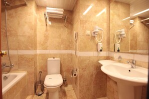 Combined shower/tub, hair dryer, towels