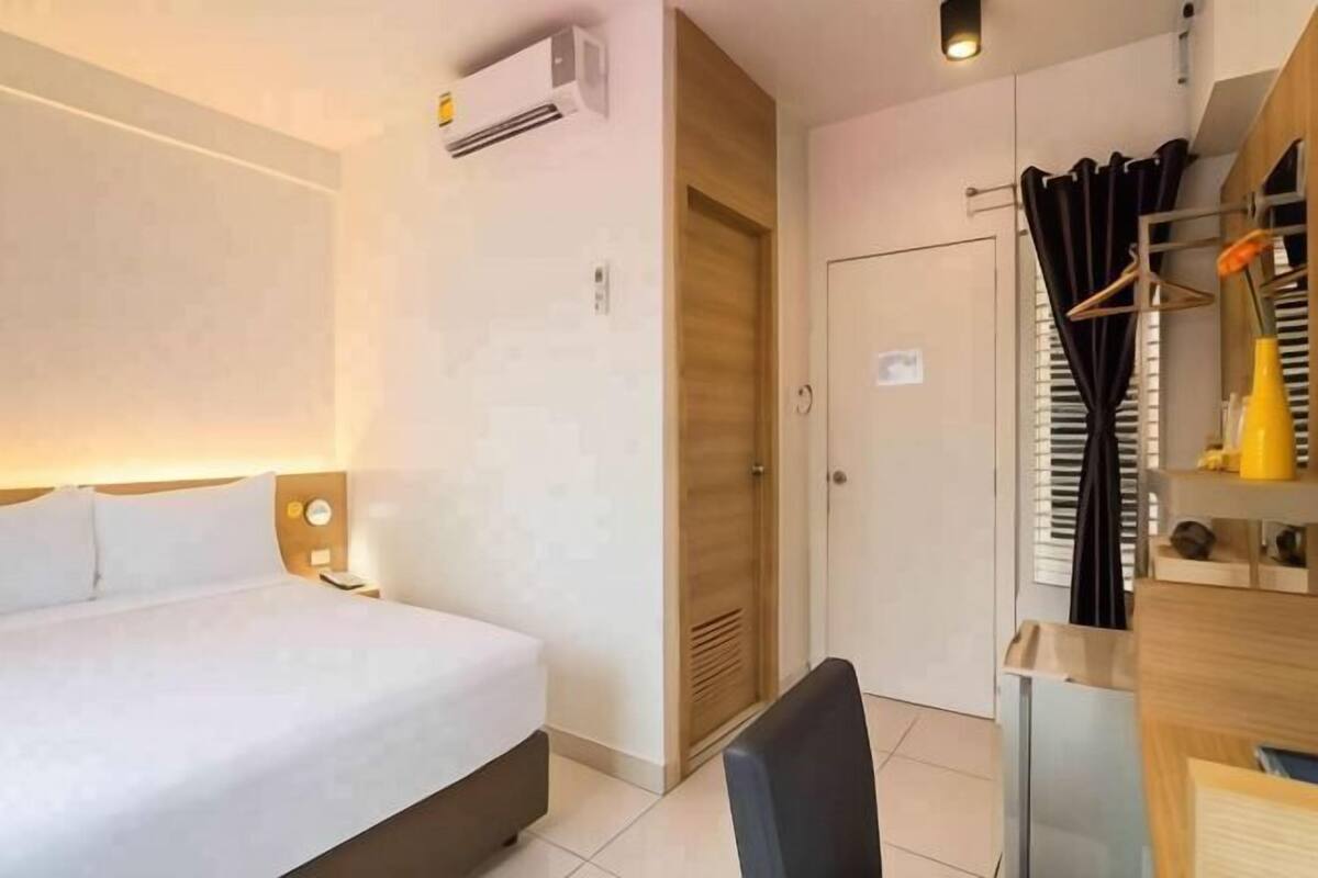In-room safe, desk, WiFi (free), bed sheets