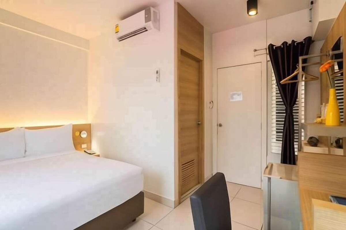 Brankas, meja kerja, Wi-Fi gratis, dan seprai linen