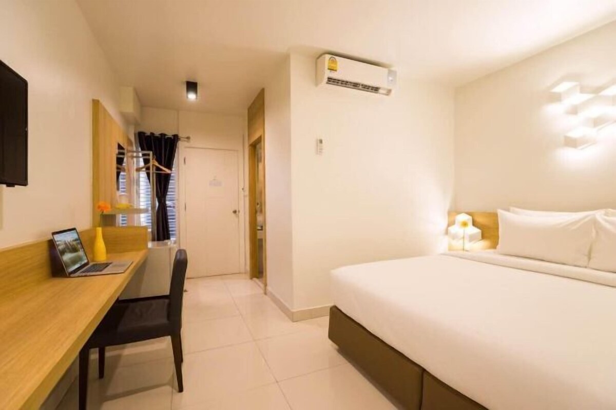In-room safe, desk, WiFi (free), bed sheets