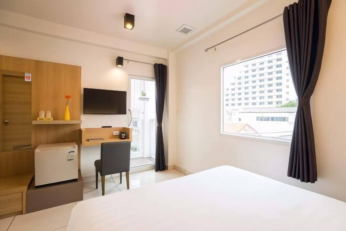 In-room safe, desk, WiFi (free), bed sheets
