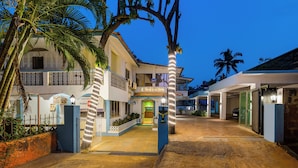 A hotel with a central courtyard, multiple balconies, and a well-lit entrance. - Hotel Lua Nova (Baga)