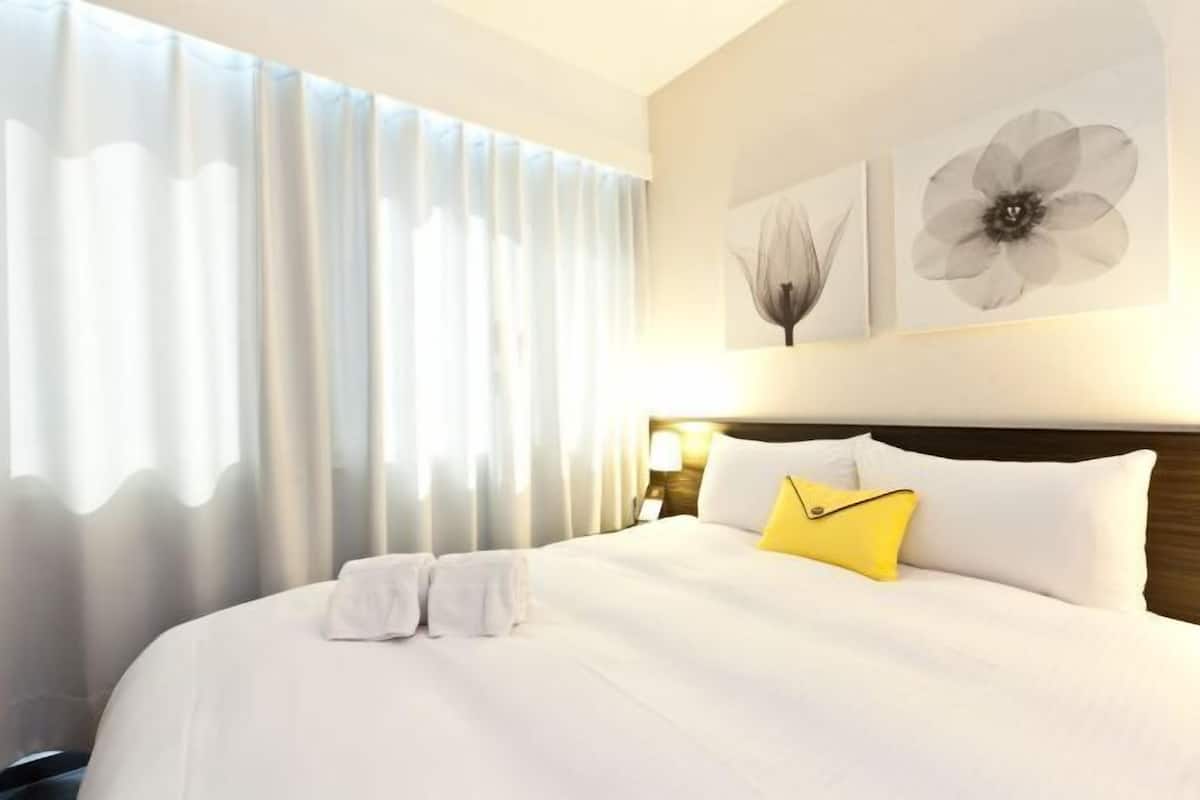 办公桌、免费 WiFi、床单