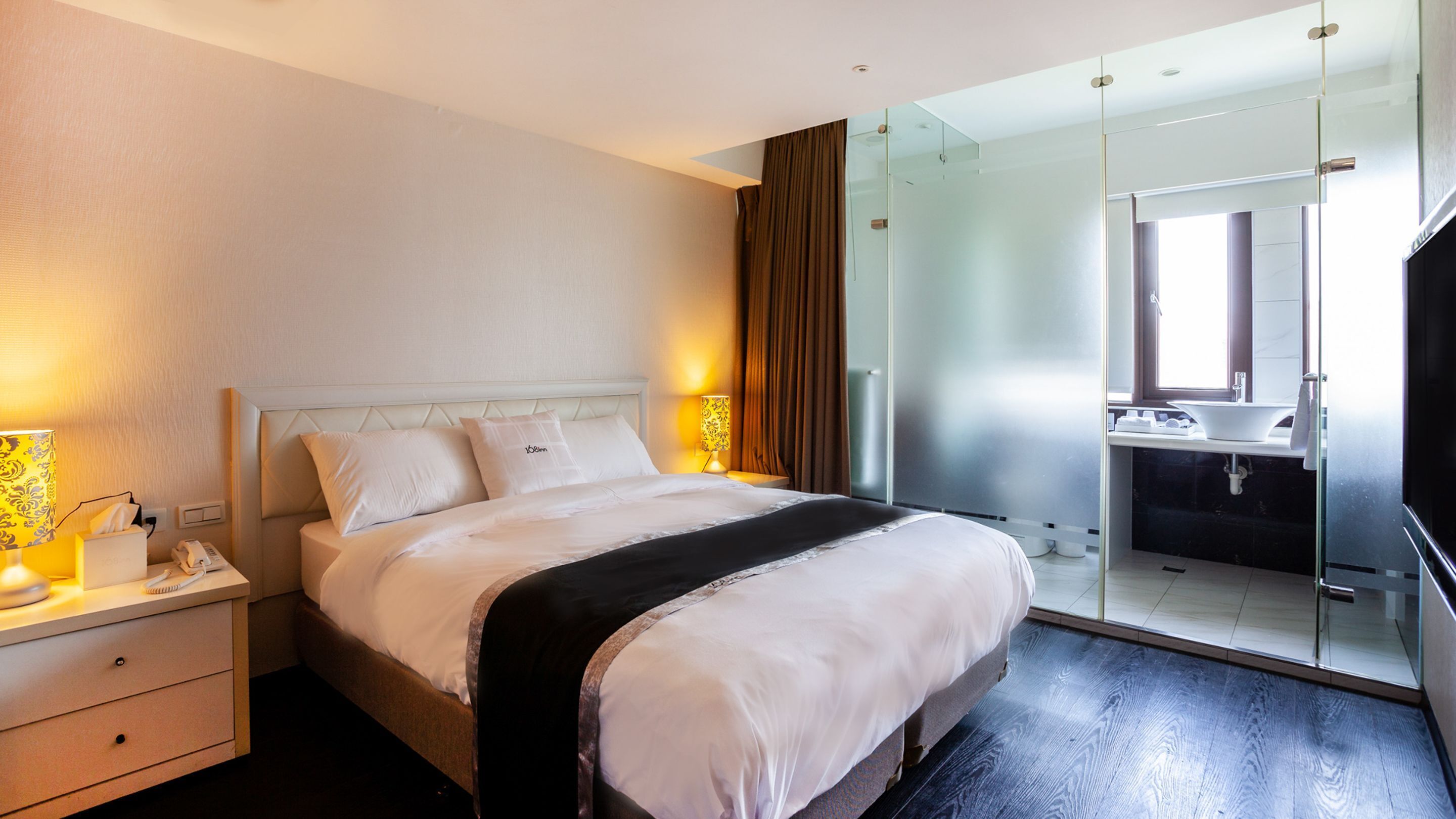 Escritorio, wifi gratis y ropa de cama 