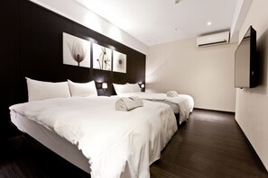 A modern hotel room with a large bed, a flat-screen TV, and artwork on the wall. - StayInn Taipei (Taipei)