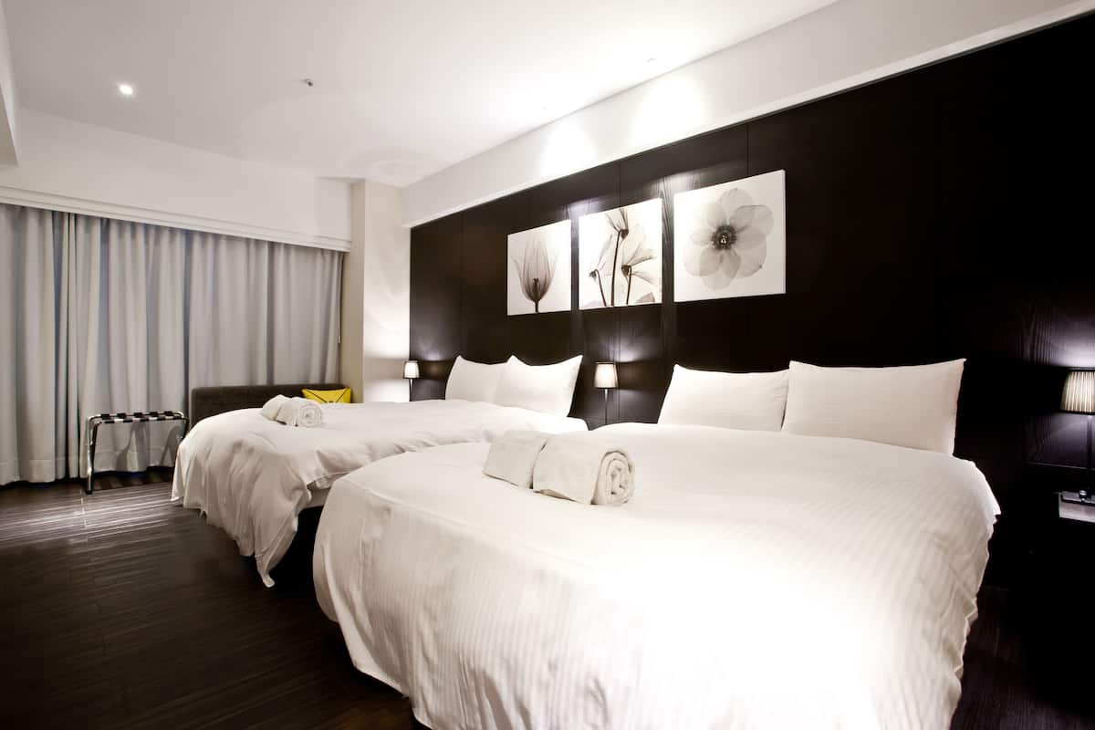 Habitación cuádruple estándar | Escritorio, wifi gratis y ropa de cama