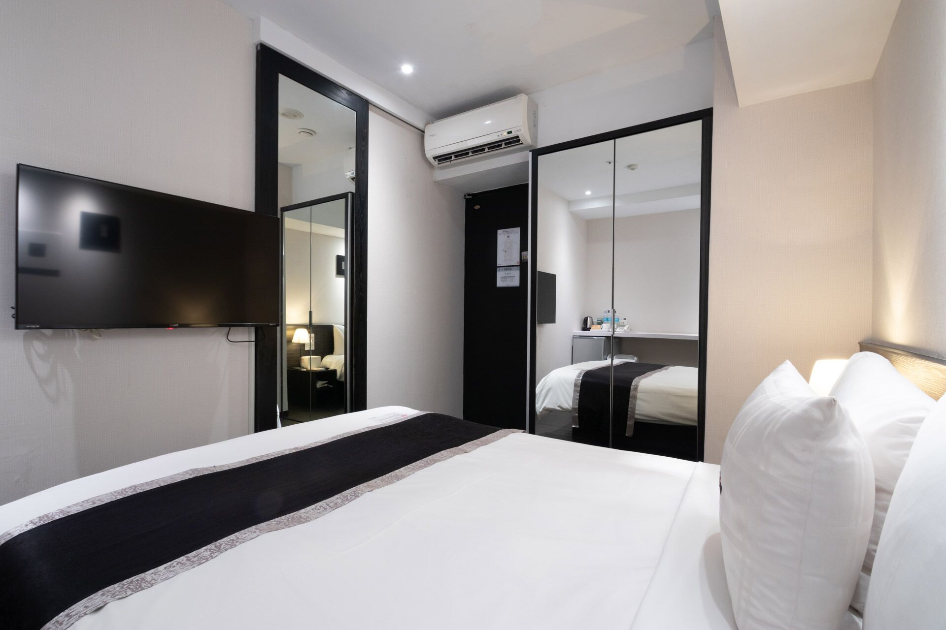 standard double room, no windows | desk, free wifi, bed sheets