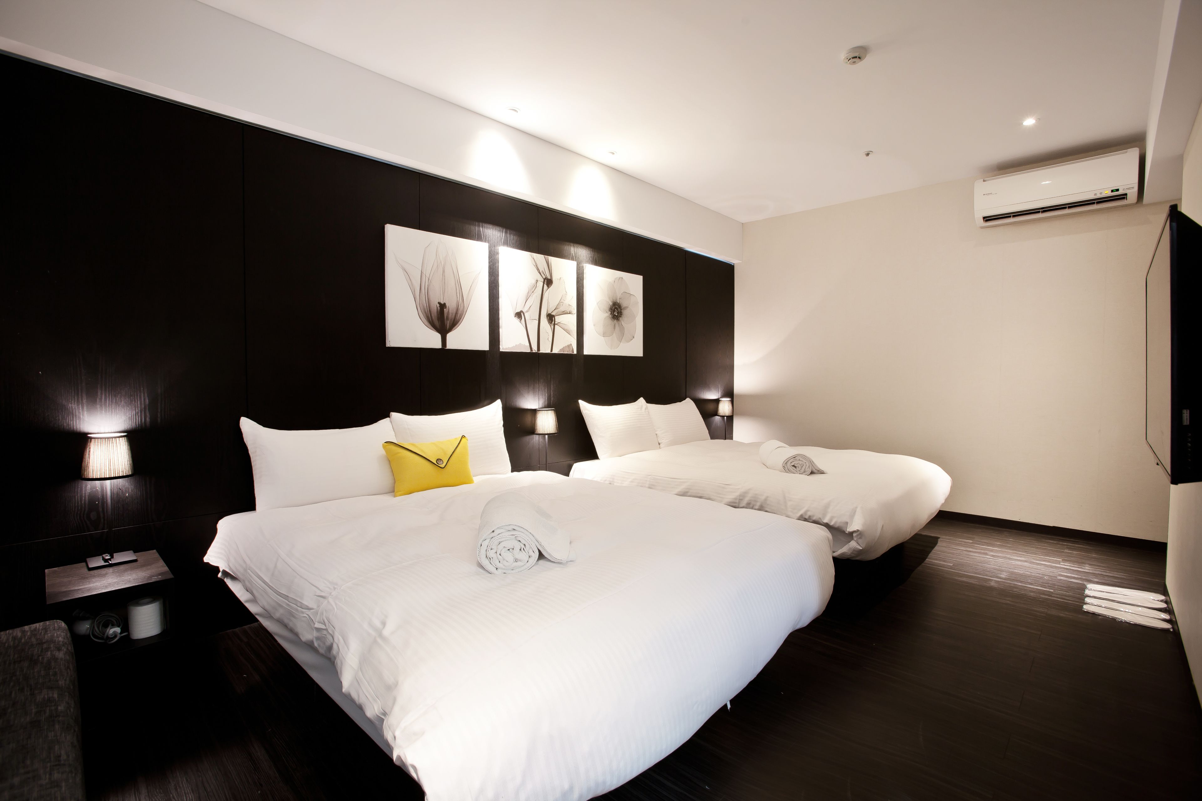 standard quadruple room | living area | flat-screen tv