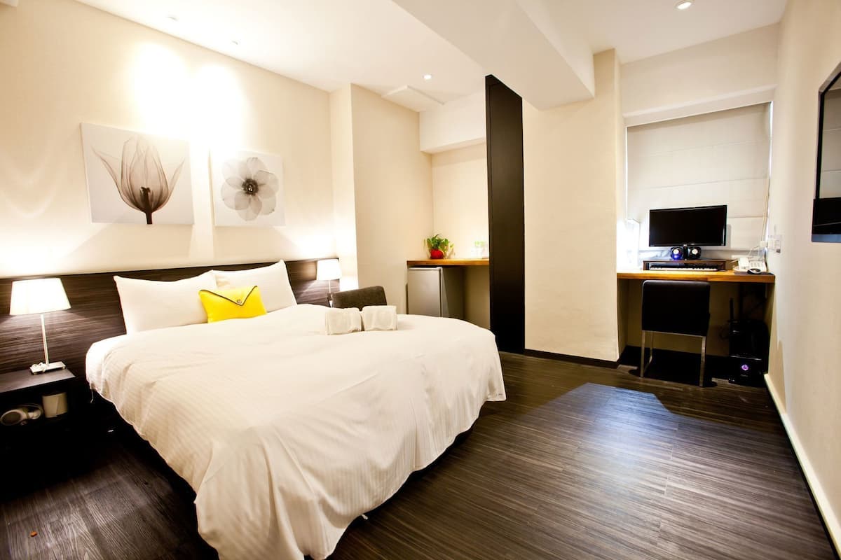 Escritorio, wifi gratis y ropa de cama