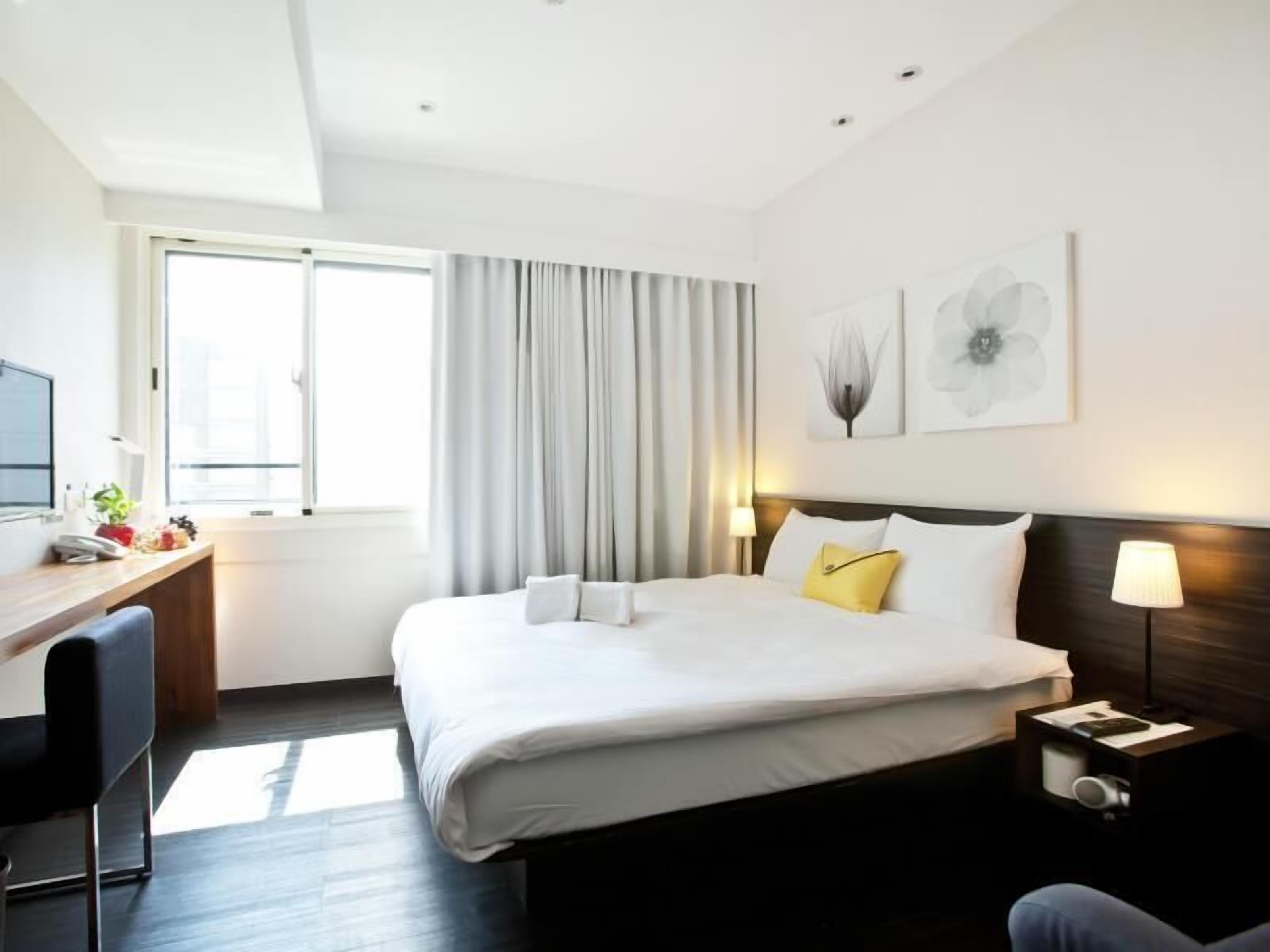 Escritorio, wifi gratis y ropa de cama 