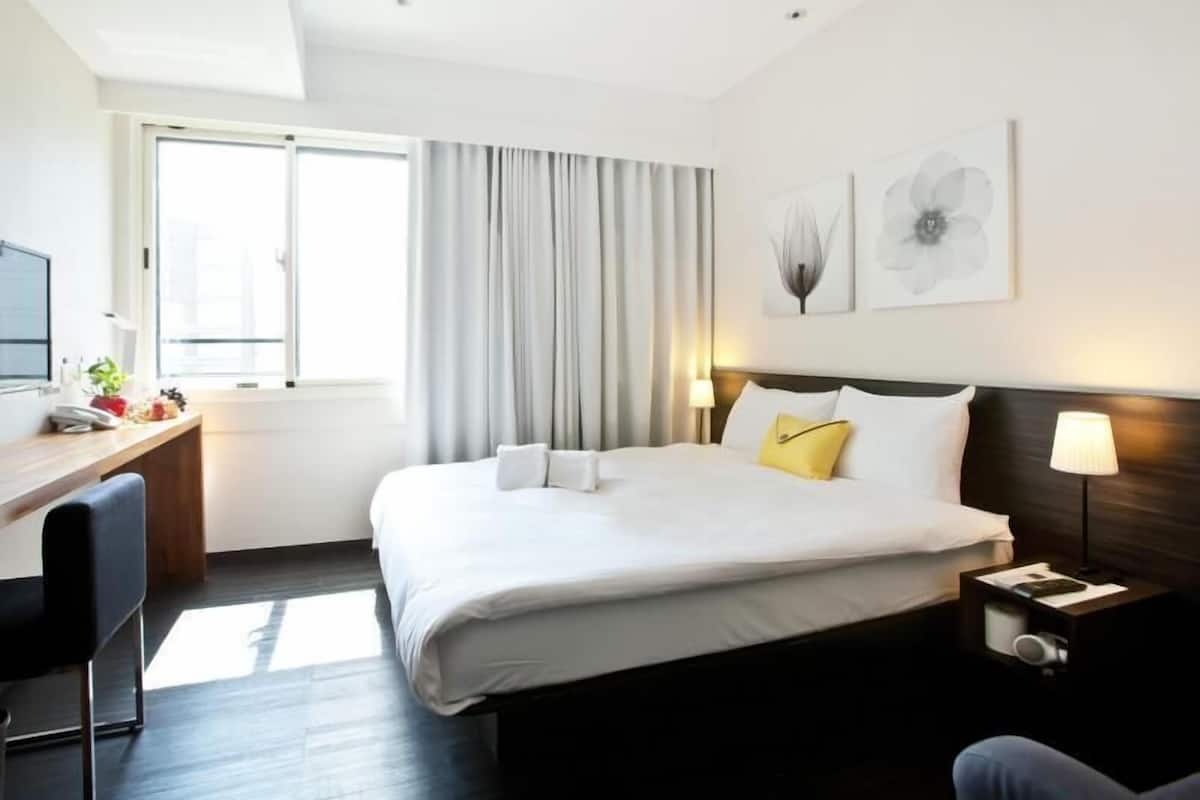 Escritorio, wifi gratis y ropa de cama