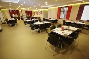 Daily buffet breakfast (PHP 600 per person)