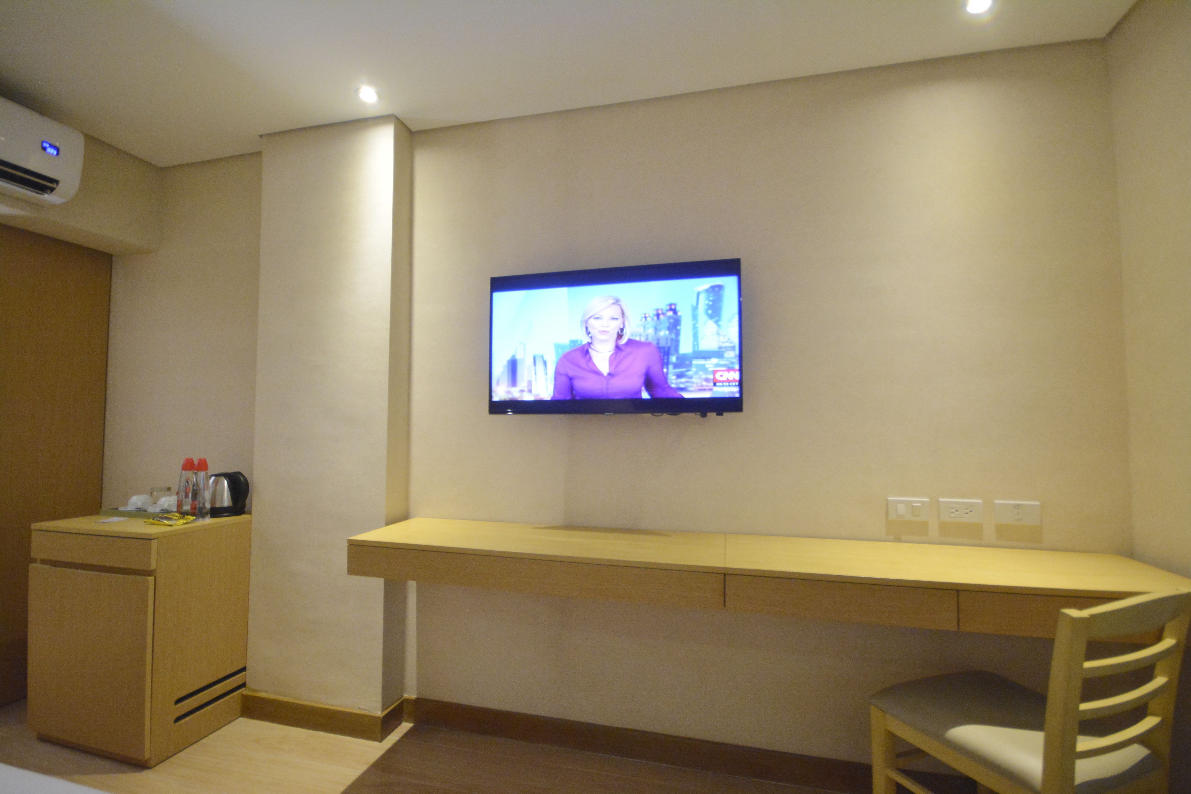 Business Twin Room | Minibar, in-room safe, desk, laptop workspace