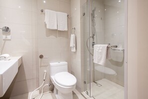 Business Triple Room | Bathroom | Shower, free toiletries, hair dryer, bathrobes - Jinjiang Inn Ortigas (Pasig)