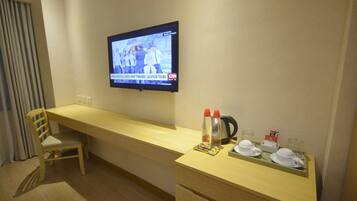 Business Room, 1 Queen Bed | Room amenity