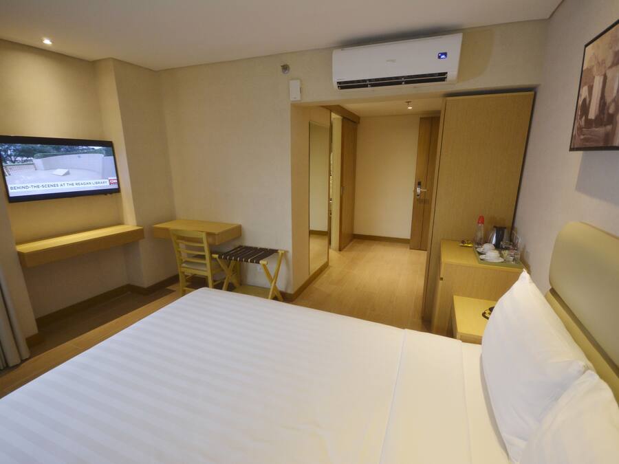 Business Room, 1 Queen Bed | Minibar, in-room safe, desk, laptop workspace