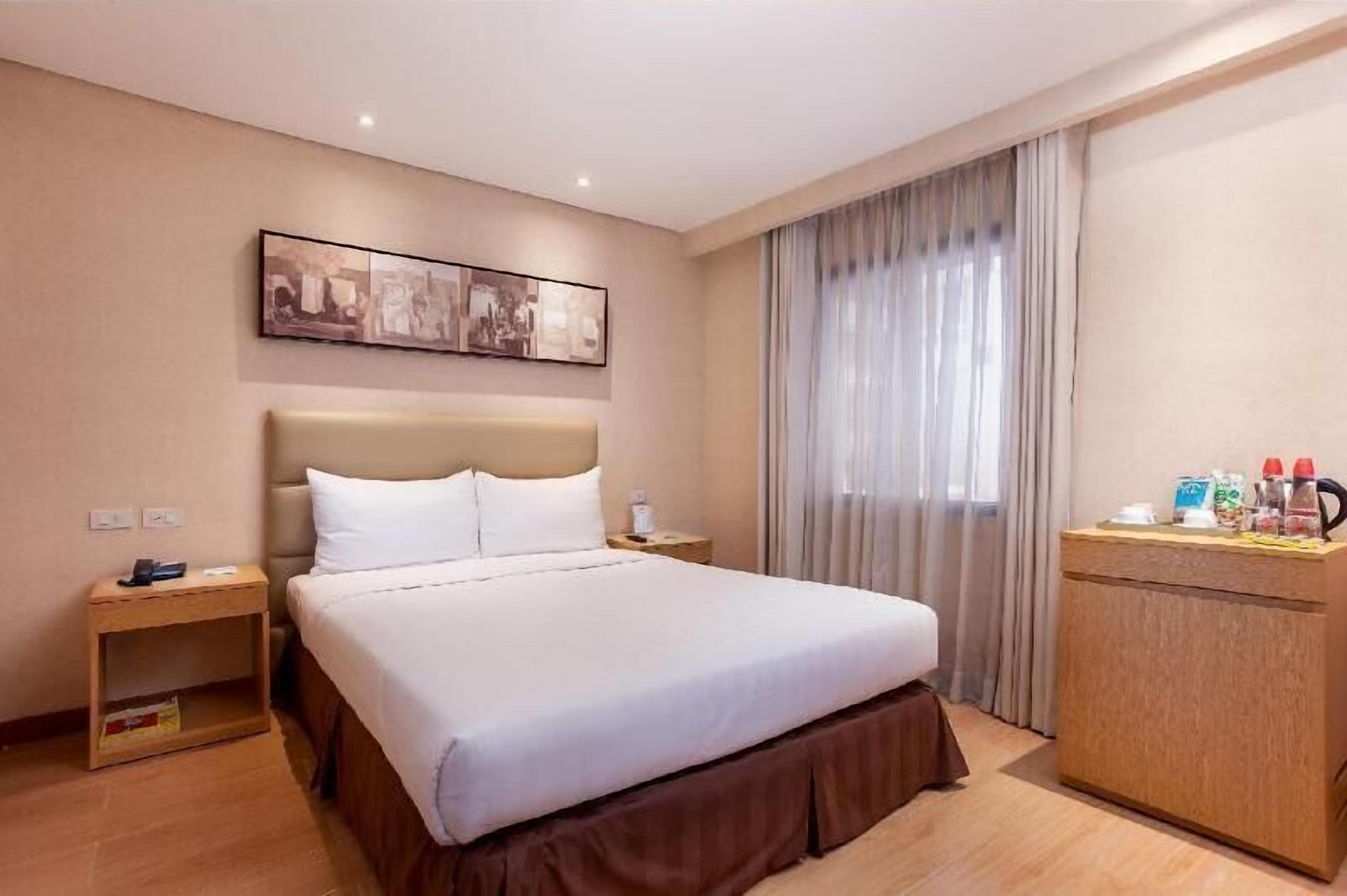 Minibar, safe på rommet, skrivebord og skrivebord for bærbar PC