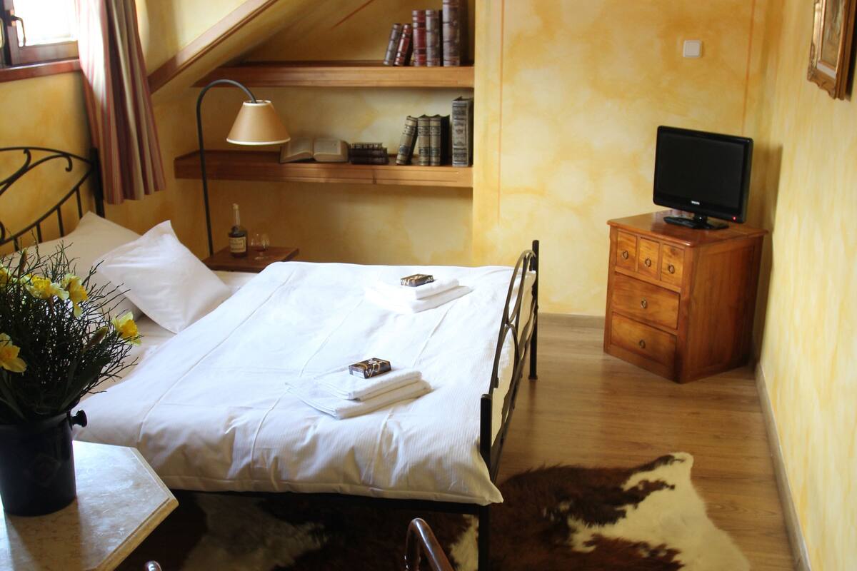 Minibar, in-room safe, desk, free cots/infant beds