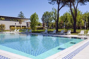 Piscine couverte, 3 piscines extérieures, chaises longues