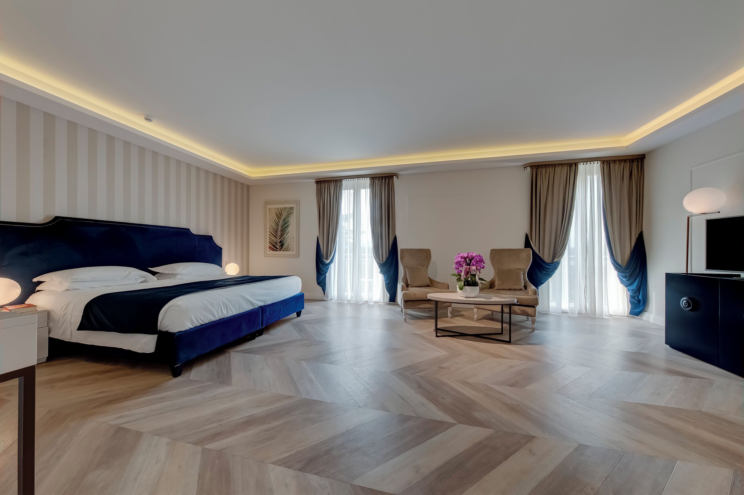 In-room safe, desk, free WiFi